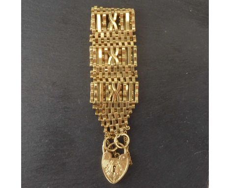 A 9ct gold eight bar gate bracelet, the centre two bars crossed, with 9ct gold padlock clasp, length 19cm, width 2.8cm, appro
