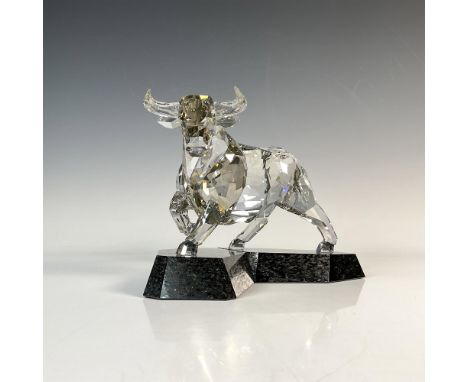 Part of the Soulmates group, the stunning bull is crafted from silver shade crystal and the base it stands on is a black gala