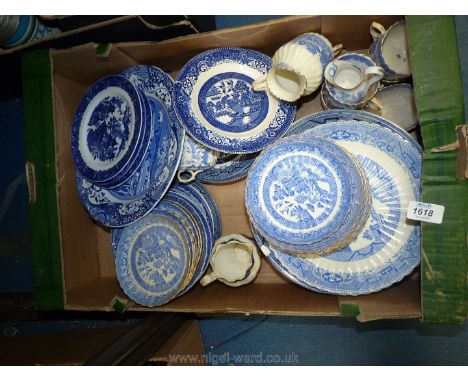 Blue &amp; white china plates to include Spode, Old Willow, Royal Worcester, Washington and a part tea service etc.