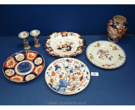 A box of various antique Japanese and Chinese Imari wares including a pretty pair of 19th c. Chinese clobbered vases with sea