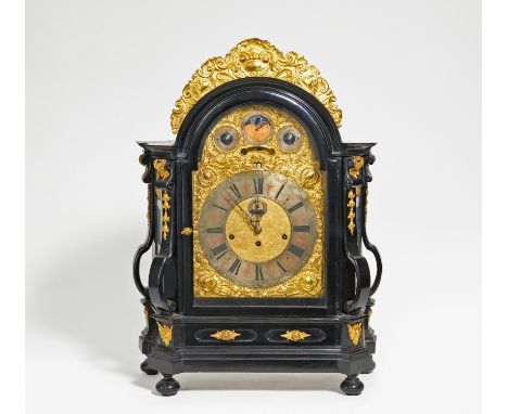 GROßE ROKOKO KOMMODENUHR. Brixen. Datierung: 18.Jh. Entwerfer/Meister: Peter Hochögger. Technik: Ebonisierter Kasten mit verg