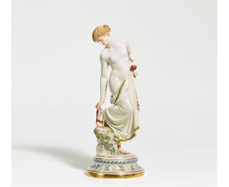WEIBLICHER AKT "NACH DEM BADE". Meissen. Datierung: Vor 1924. Meister/Entwerfer: Modell R. Ockelmann, 1883. Material: Porzell