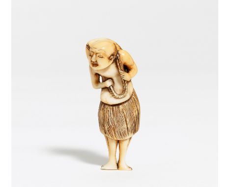 NETSUKE: FISCHER IN GRASROCK MIT GEFANGENER BRASSE. Herkunft: Japan. Datierung: 18./19. Jh. Technik: Maritimes Elfenbein mit 