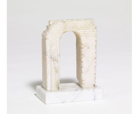 MODELL DES NOLANER TORS IN POMPEJI. Italien. Datierung: Um 1900. Technik: Alabaster. Maße: 13x10x6cm. Erläuterungen zum Katal