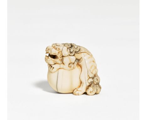 NETSUKE EINES SHISHI MIT LOSER KUGEL IM MAUL. Herkunft: Japan. Datierung: 18./19. Jh. Meister/Entwerfer: Im Stil von Okamoto,