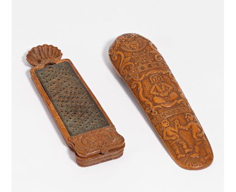 ZWEI TABAKSREIBEN. Datierung: Datiert 1738 bzw. 1788. Technik: Buchbaumholz geschnitzt, Weissblech. Maße: L.25/23cm. Provenie