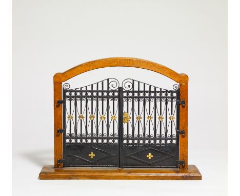 MODELL EINES GITTERTORES IM HOLZGESTELL. Technik: Metall, Holz. Maße: Mit Gestell 34x45x13cm. Erläuterungen zum KatalogKunstk