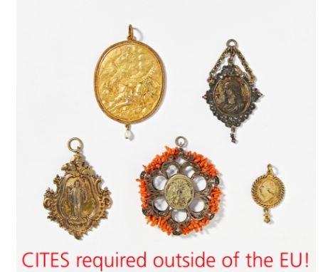 FÜNF AMULETTE. Süddeutschland. Datierung: 18.Jh. Technik: Silber, tlw. vergoldet. Einmal mit Koralle. Maße: Länge 5 bis 9cm. 