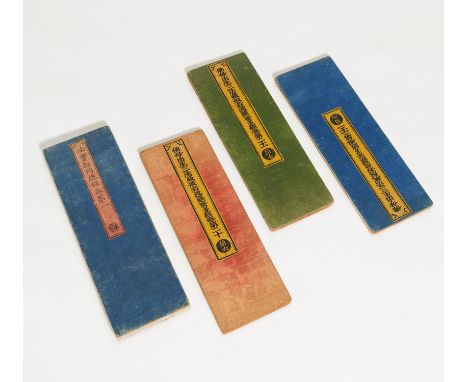 VIER LEPORELLO MIT SUTRA. Herkunft: China. Dynastie: Qing-Dynastie (1644-1911). Technik: Holzschnitt auf Papier. Deckel jewei