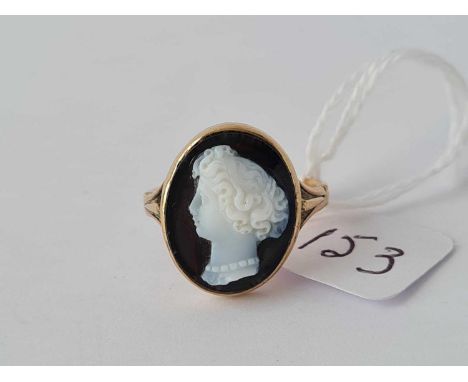 An early Victorian oval hardstone cameo ring set in gold, in good condition