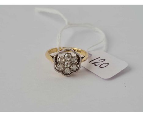 A GOOD DIAMOND CLUSTER RING 18ct - size K - 4g.
