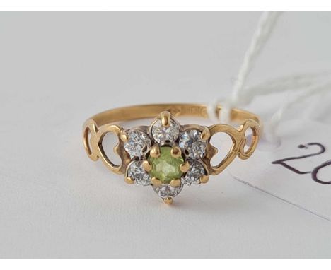 A daisy head shaped ring 9ct - size N