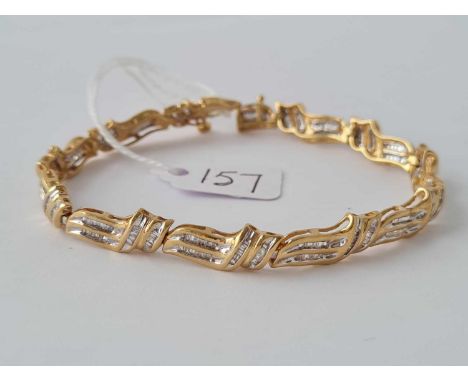 A GOLD AND DIAMOND WAVY SET PANEL BRACELET SET WITH BAGUETTE DIAMOND 14ct (diamond content approx 2.0ct.) - 16.2 g