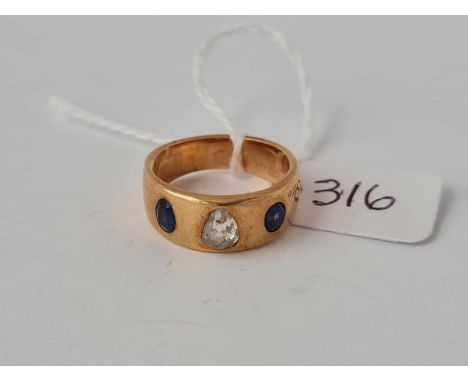 A DIAMOND AND SAPPHIRE BAND RING 18ct - size K - 6 g.
