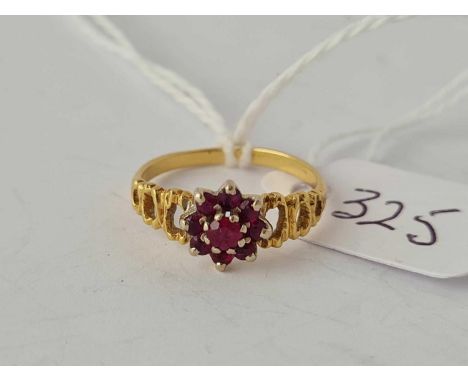 A ruby cluster ring 18ct - size L - 2.5 g.