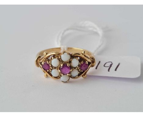 A pretty opal and ruby cluster ring 9ct - size Q - 2.9 g.