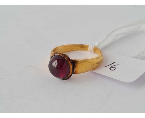 A cabochon garnet ring 18ct - size M - 3.9 g.