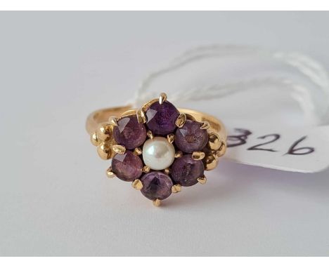 An amethyst and pearl dress ring 9ct - size M - 3.4 g.