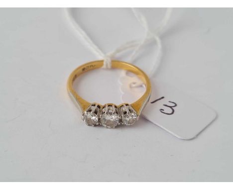 A three stone diamond ring (centre stone approx 0.25 ct) in 18ct gold - size N - 2.9 g.