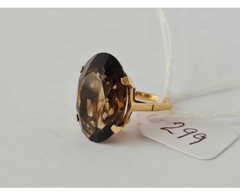 A large oval smoky quartz dress ring 9ct - 5.6 g.
