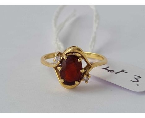 A garnet ring with two diamonds on shoulders in 18ct gold - size L - 2.6 g.