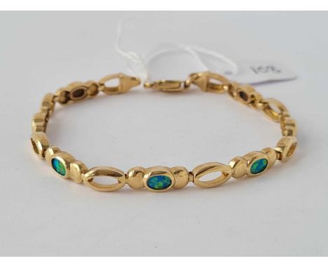 An opal bracelet in 9ct 9.8g inc