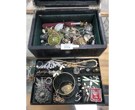 A VINTAGE JEWELLERY CASE WITH ASSORTED JEWELLERY (QTY) 