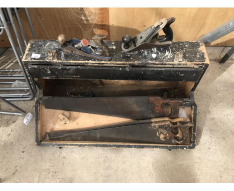 A VINTAGE WOODEN TOOL CHEST AND CONTENETS TO INCLUDE THREE SAWS, TWO PLANES (A RAPIER NO 400 AND A PLAYMASTER) ETC 