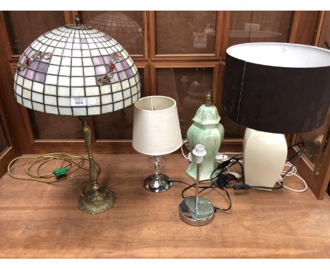 A ART DECO STYLE LEADED GLASS TABLE LAMP AND FURTHER LAMPS 