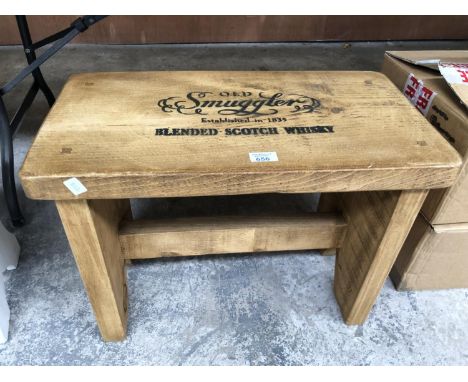 A WOODEN 'SMUGGLERS' BLENDED SCOTCH WHISKY STOOL 