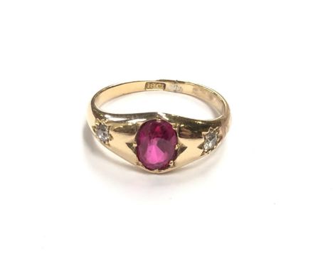 A LADIES 18CT YELLOW GOLD, RUBY AND DIAMOND STONE RING, WEIGHT 4.9G, UK SIZE O, TOTAL DIAMOND WEIGHT APPROX 0.12CT 