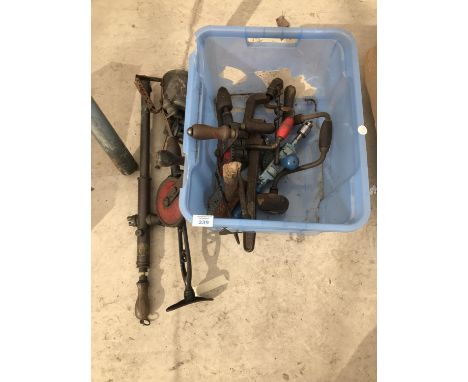 VINTAGE TOOLS TO INCLUDE A BRASS BLOW TORCH, BRASS SPRAYER, DRILL BRACES ETC 