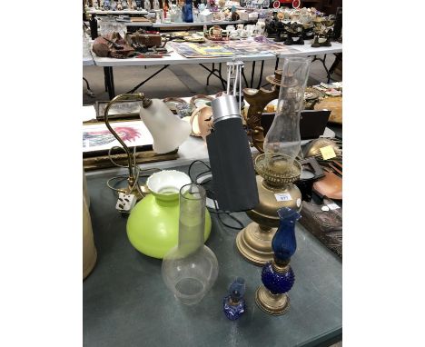 A MIXED LIGHTING LOT - BRASS TABLE LAMP, OIL LAMP, BLUE GLASS VINTAGE FITTINGS ETC (QTY) 