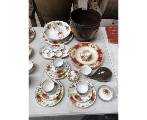 A MIXED GROUP OF CERAMICS TO INCLUDE WEST GERMAN PLANTER, 'QUEENS' ROSE PATTERN CHINA ETC (QTY) 