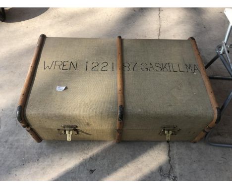 A VINTAGE TRAVELLING TRUNK 