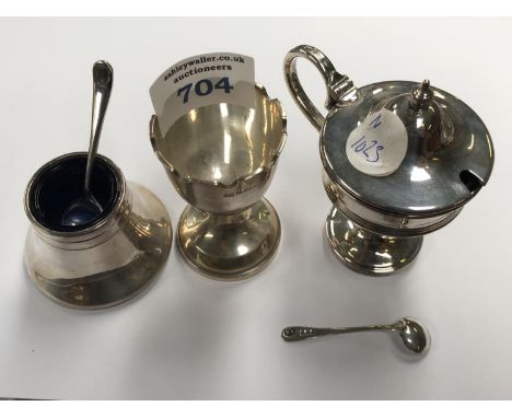 A HALLMARKED SILVER EGG CUP, EPNS CRUET WITH SILVER SPOON AND EPNS OPEN SALT (5) 