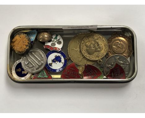 A TIN BOX OF ASSORTED VINTAGE BADGES ETC 