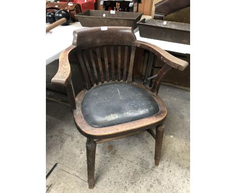 A VINTAGE OAK CAPTAINS ARMCHAIR WITH BLACK LEATHER SEAT 