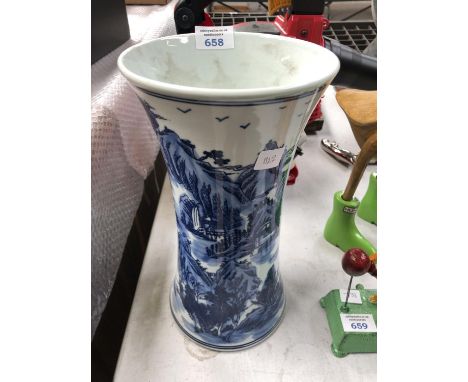 A LARGE MODERN CHINESE BLUE AND WHITE CERAMIC VASE, MARKS TO BASE 