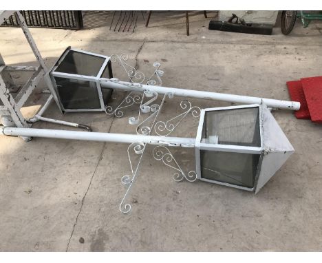 A VINTAGE WHITE PAINTED GARDEN LIGHT WITH ORNATE DETAIL 