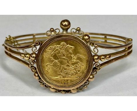 GEORGE V 1913 GOLD SOVEREIGN mounted as a bangle, hinged with safety chain, 22gms grossProvenance: private collection Gwynedd