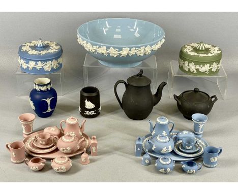 ASSORTED WEDGWOOD including a blue basalt tea set, pink basalt tea set, three black basalt pieces, Queensware fruit bowl, etc