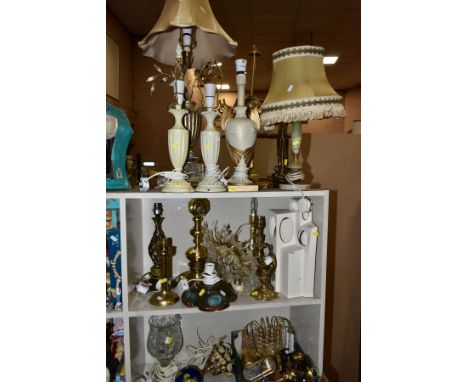 A QUANTITY OF VARIOUS TABLE LIGHTS, FITTINGS etc, to include a Moorcroft pottery and resin table lamp, central ball shape 'Hi