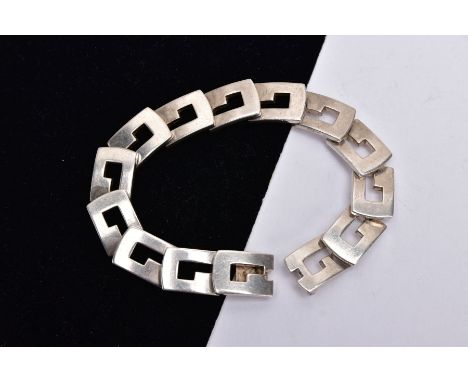 A SILVER 'GUCCI' LINE BRACELET, of an articulated design fitted with fourteen openwork rectangular links, broken clasp, signe
