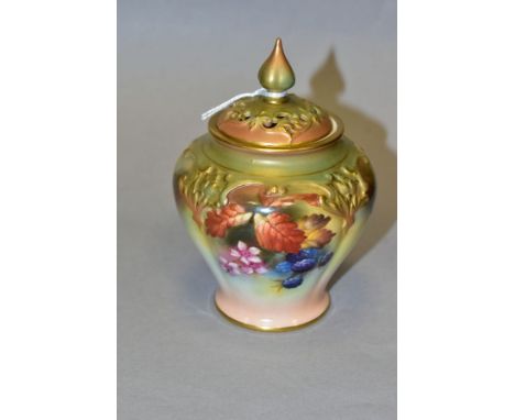 AN EARLY 20TH CENTURY ROYAL WORCESTER POT POURRI AND COVER, green, gilt and blush ground, hand painted with blackberries and 