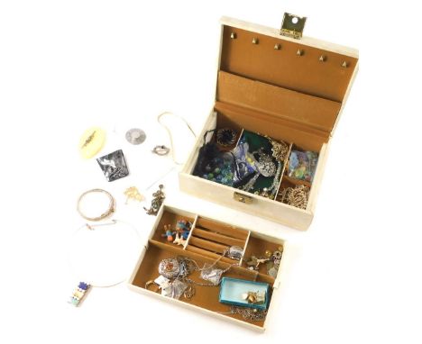 A cream faux leather jewellery box and contents, comprising silver neck chains, plated chains, faux pearl necklaces, brooches