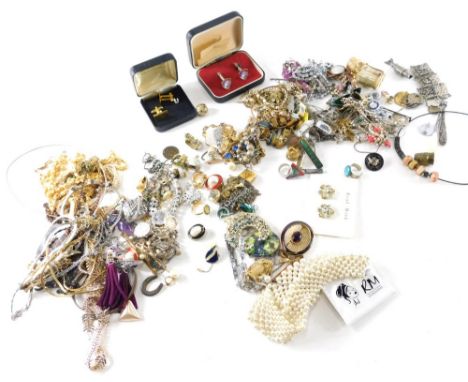 Various costume jewellery and effects, comprising bangles, faux pearl beaded necklaces, gold plated chains, button hooks, sma