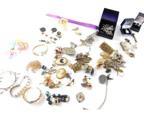 Various costume jewellery, pin badges, paste stone set bar brooches, torc bangle, silver dress rings, bracelets, etc. (1 tray