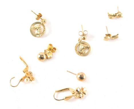 Four pairs of 9ct gold earrings, comprising a pair of 9ct gold cat stud earrings, 9ct gold bow and cultured pearl hoop earrin