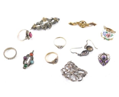 Various jewellery, a 9ct gold bar brooch, centred by a flower, 4cm wide, 2g, various brooches, rings, brooch centred by bird,